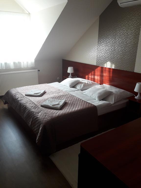 Csillag Panzio Hotel Vac Bagian luar foto