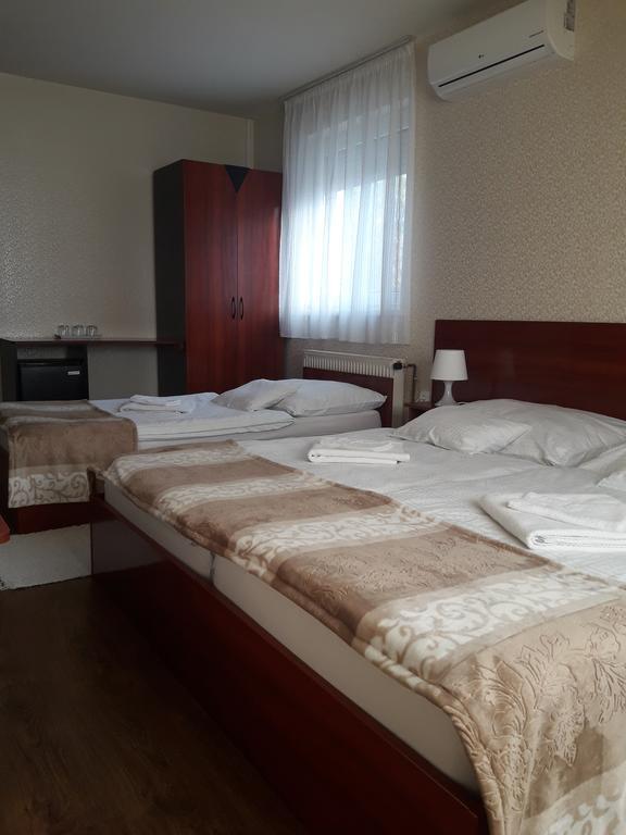 Csillag Panzio Hotel Vac Bagian luar foto
