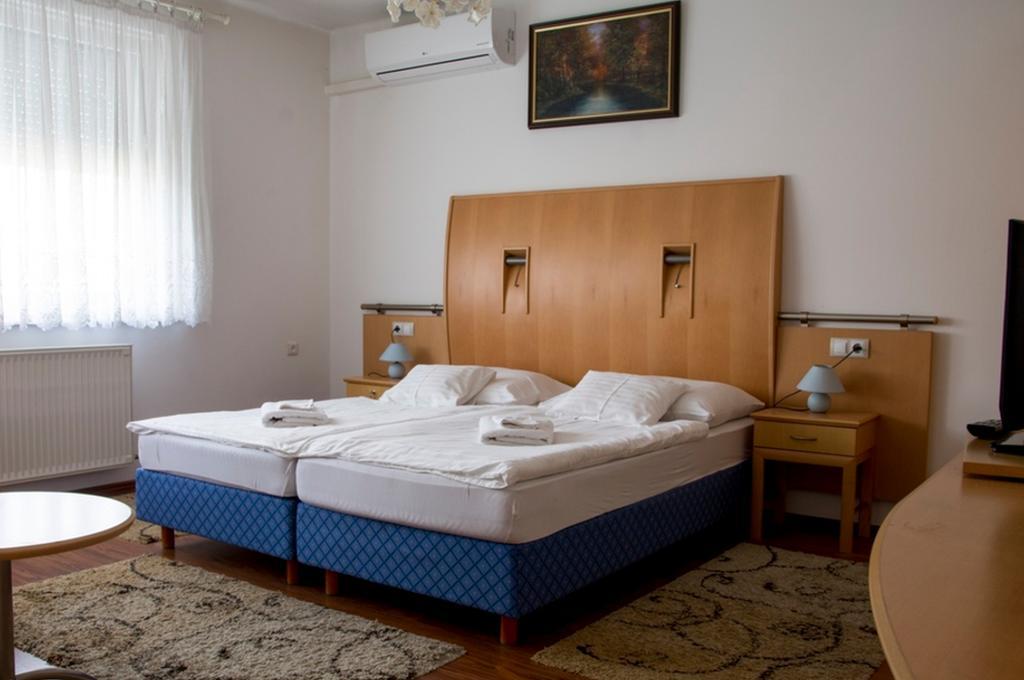 Csillag Panzio Hotel Vac Bagian luar foto